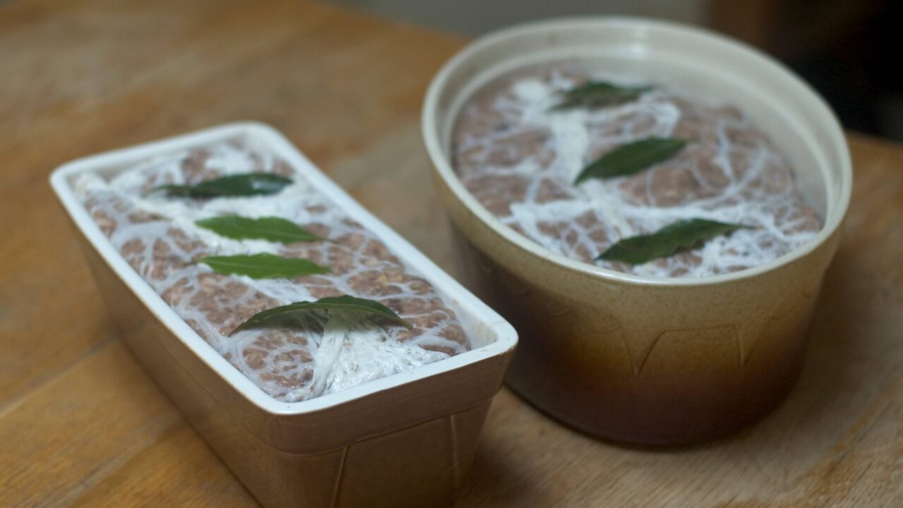 Comment les chasseurs français préparent-ils la terrine de chevreuil ?