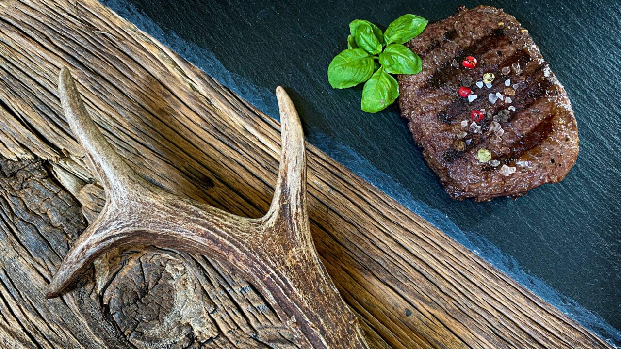 bois-de-chevreuil-sur-une-planche-et-viande