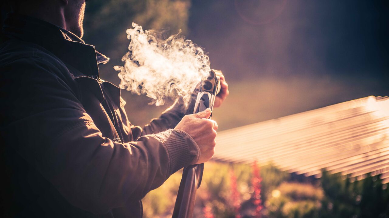 tireur-de-ball-trap-ave-fusil-superpose-ouvert-apres-dejection-des-cartouches