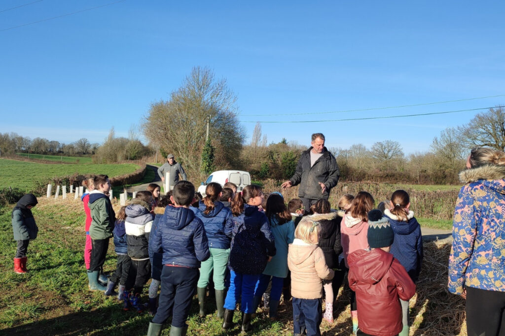Enfants et chasseurs plantent des haies FDC 79