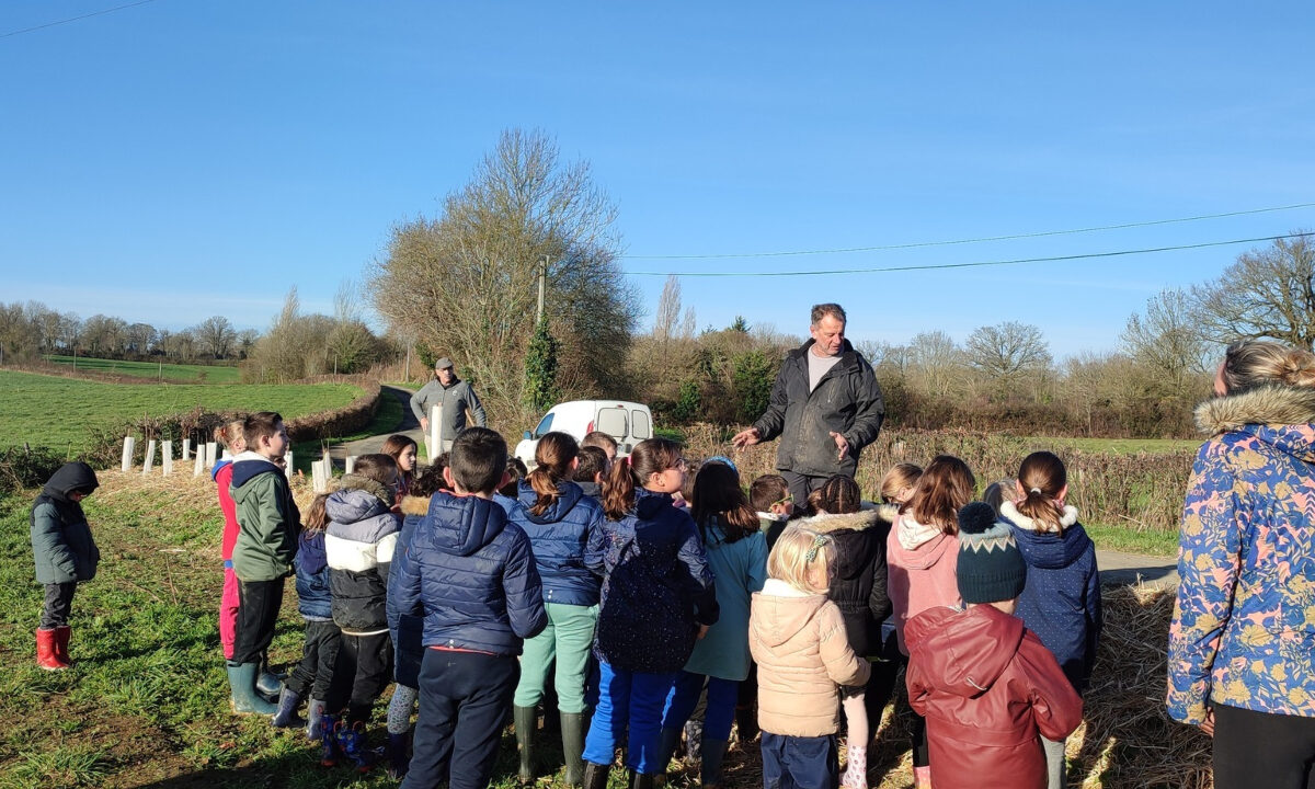 Enfants et chasseurs plantent des haies FDC 79