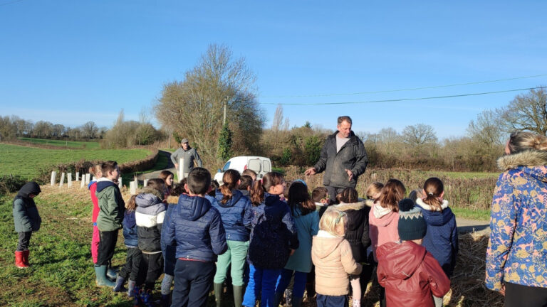 Enfants et chasseurs plantent des haies FDC 79