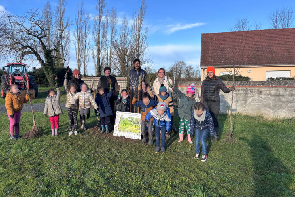 Opération ECOVERGER plantation d'arbres fruitiers par des écoliers FDC 03
