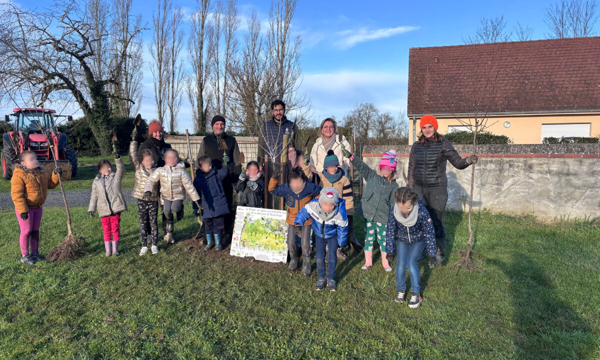 Opération ECOVERGER plantation d'arbres fruitiers par des écoliers FDC 03