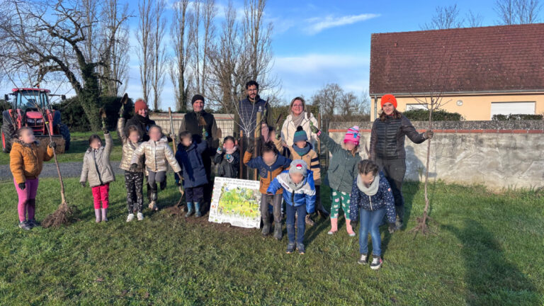 La nature en partage dans l&rsquo;Allier : des écoliers plantent des vergers avec les chasseurs