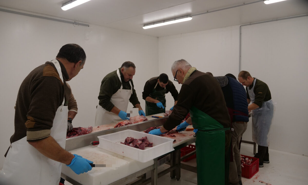 Préparation de portions de sanglier pour les restos du cœur FDC 80