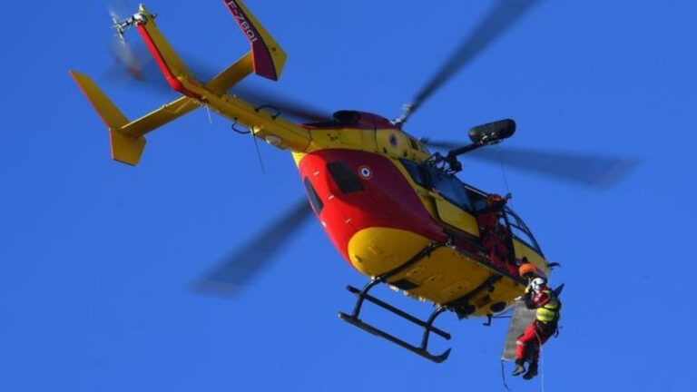 Ain : un chasseur grièvement blessé et hélitreuillé après une chute de dix mètres