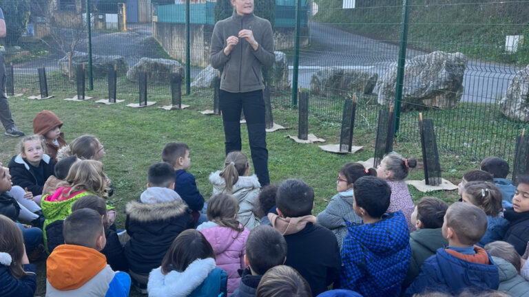 Plantation de haies avec des écoliers FDC 30
