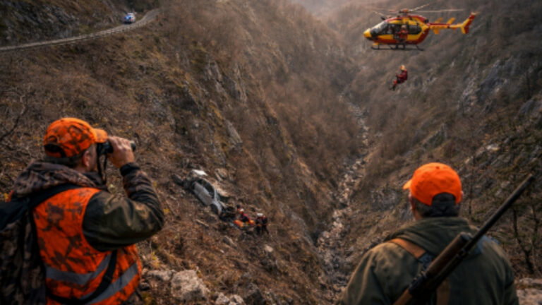 Des chasseurs sauvent un automobiliste après une chute de 350 mètres dans un ravin !
