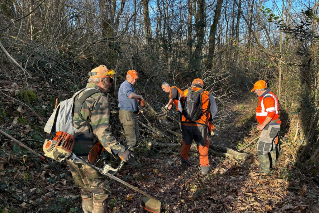 Débroussaillage par des chasseurs au profit du Lucus Trail