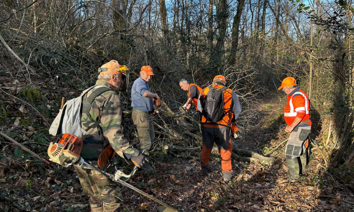 Débroussaillage par des chasseurs au profit du Lucus Trail