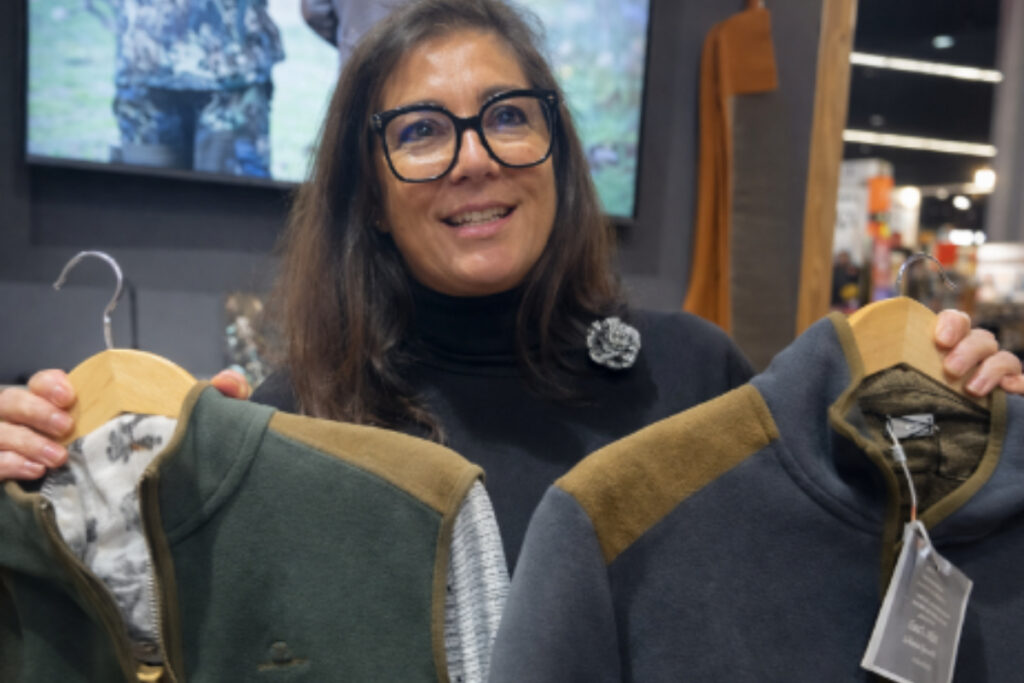 Aurélie Cottard, chez de produits chez Rivolier présentant la gamme textile Verney-Carron