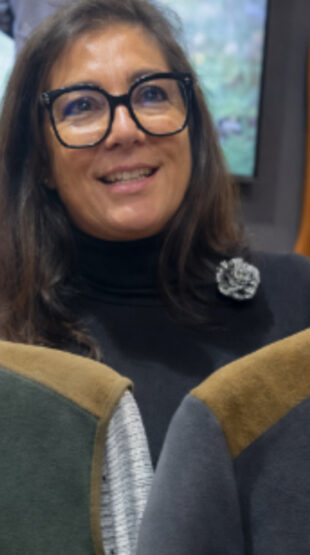 Aurélie Cottard, chez de produits chez Rivolier présentant la gamme textile Verney-Carron