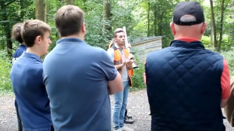Vidéo : un père et son fils conquis par la chasse accompagnée