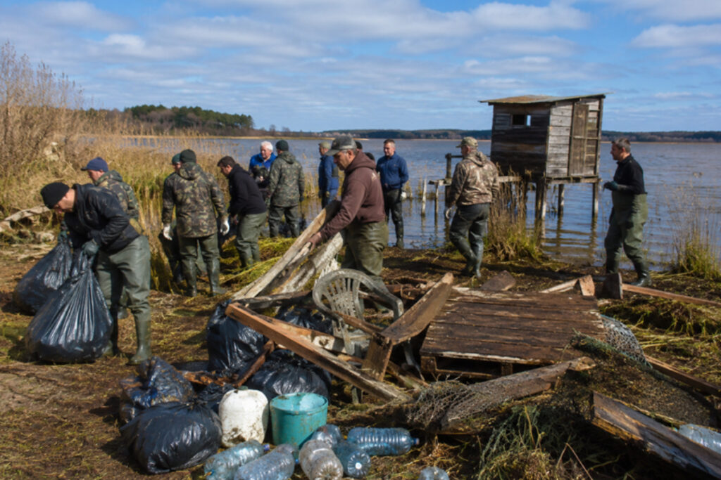 Ramassage de débris après la tempête Nils en Gironde