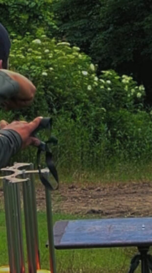 Il casse des plateaux au lance-pierre : un exploit qui interroge le monde de la chasse