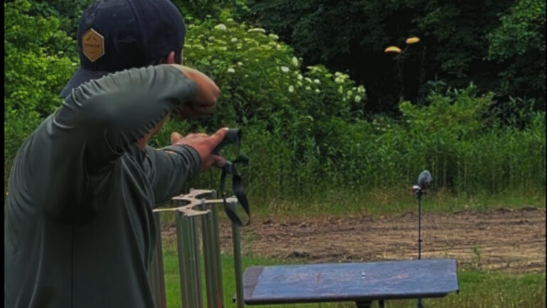Il casse des plateaux au lance-pierre : un exploit qui interroge le monde de la chasse