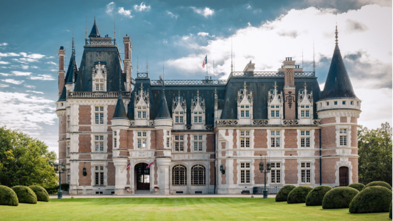 Sologne : le château de Vouzeron, emblème de la chasse française, vendu 17,5 millions d’euros