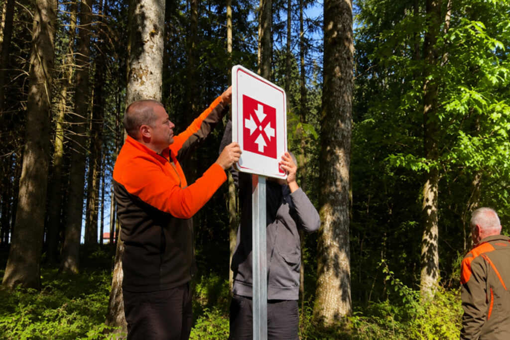 Panneau secours en forêt chasseurs du Rhône