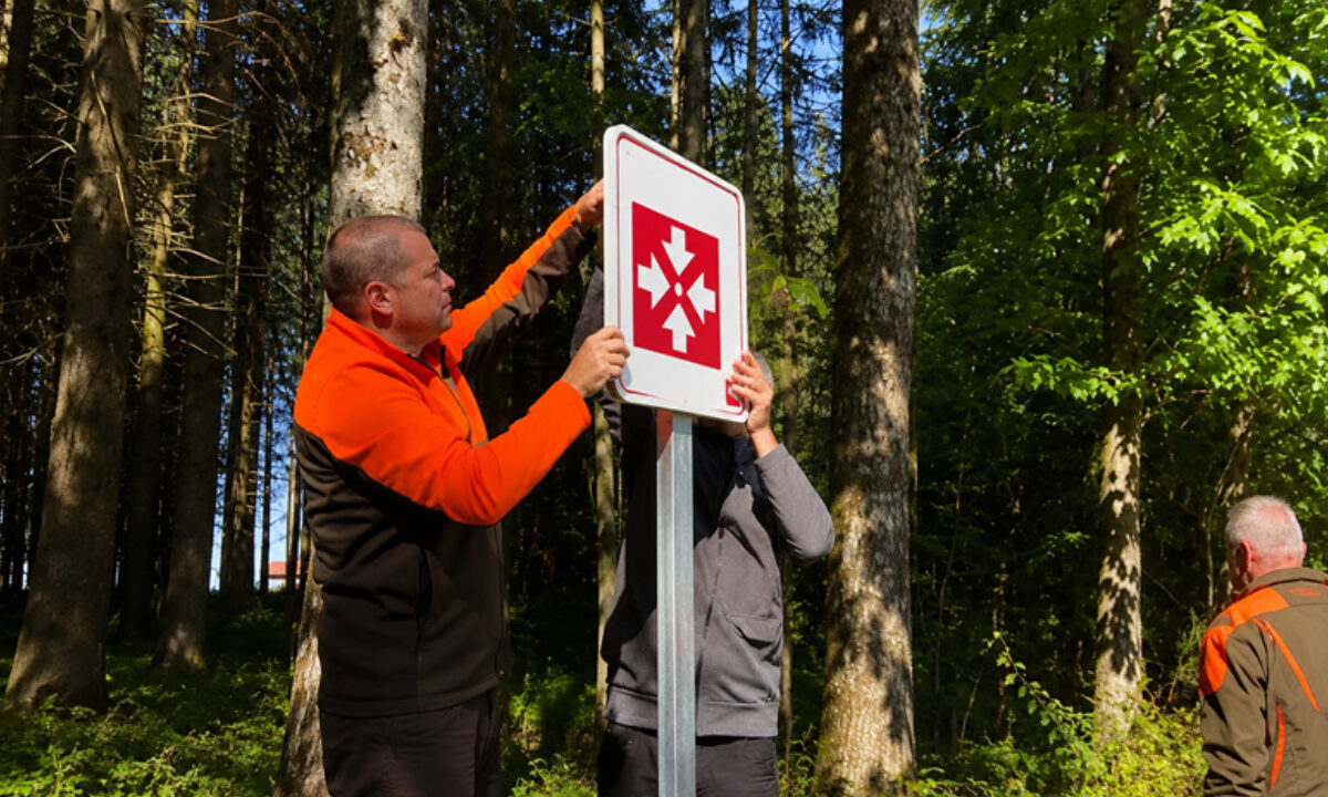 Panneau secours en forêt chasseurs du Rhône