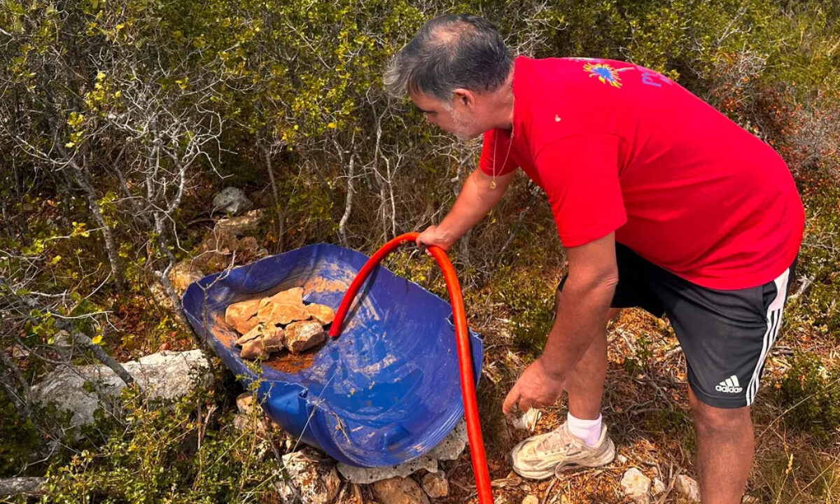Chasseur de l'Hérault abreuvant la faune