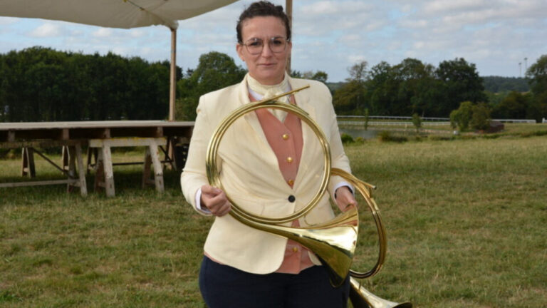Émeline Desplaces remporte le concours normand de trompe de chasse