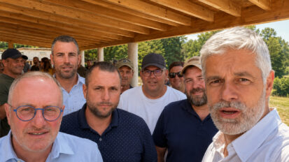 Haute-Loire :  Laurent Wauquiez salue ces chasseurs qui ont bâti leur local