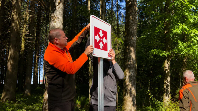Rhône : les chasseurs installent 207 repères en forêt pour guider les secours